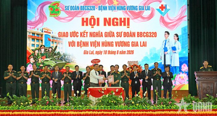 Sư đoàn 320 và Bệnh viện Hùng Vương Gia Lai ký quy chế phối hợp.