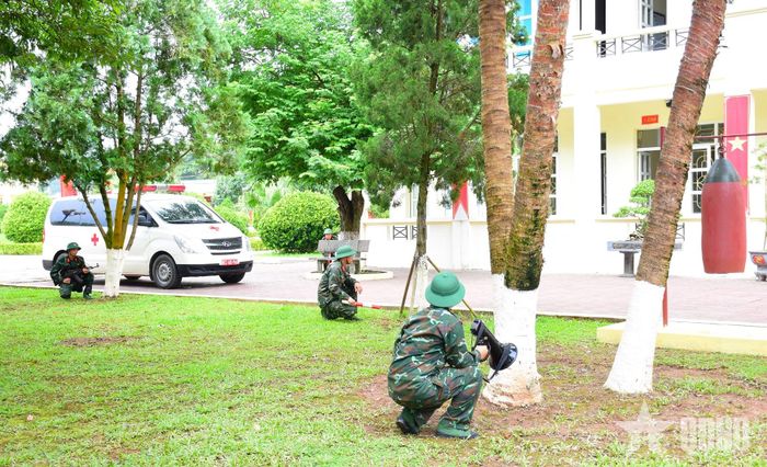 Bộ đội triển khai phương án sẵn sàng chiến đấu.