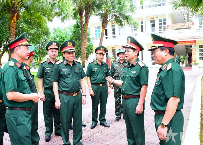 Thượng tướng Đỗ Xuân Tụng trao đổi về luyện tập phương án sẵn sàng chiến đấu của Đoàn KT-QP 327.