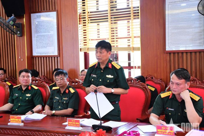 Chỉ huy Đoàn KT-QP 327 phát biểu.