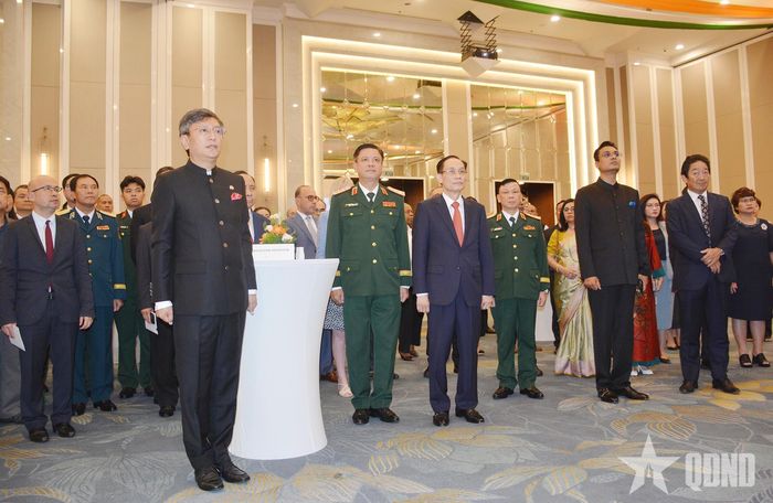 Các đại biểu dự chiêu đãi.