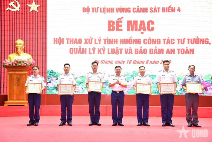  Thiếu tướng Đào Bá Việt, Tư lệnh Vùng Cảnh sát biển 4 trao thưởng cho các cá nhân có thành tích tốt trong tham gia hội thao. 