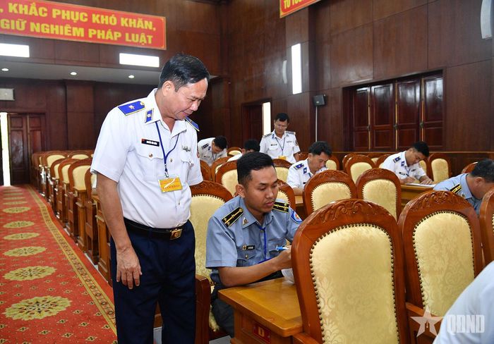  Các thí sinh thực hiện phần thi kiến thức chung. 