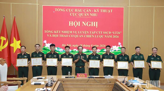 Thiếu tướng Đỗ Văn Hậu trao các hình thức khen thưởng tặng các tập thể, cá nhân có thành tích trong luyện tập chuyển trạng thái sẵn sàng chiến đấu.