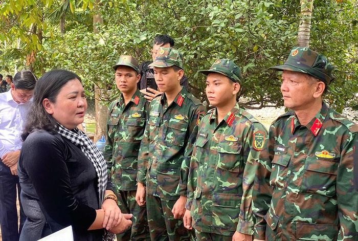 Đồng chí Hồ Thị Hoàng Yến, Ủy viên Trung ương Đảng, Phó bí thư Thường trực Tỉnh ủy Tây Ninh thăm hỏi, động viên, tặng quà các lực lượng đang thực hiện nhiệm vụ tại Công viên Lê Thị Riêng.
