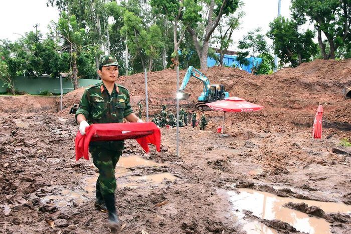 Lực lượng chức năng tìm kiếm, quy tập hài cốt liệt sĩ tại Công viên Lê Thị Riêng.