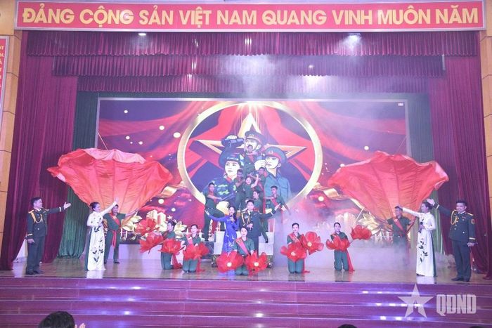 Các cán bộ đoàn chuyển tải nội dung tuyên truyền bằng hình thức sân khấu hóa.