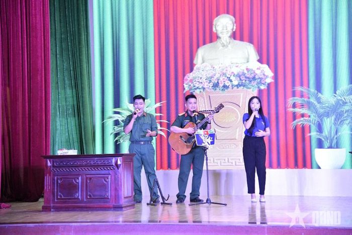 Cán bộ đoàn thể hiện các năng khiếu, đồng thời chuyển tải những thông điệp, nội dung ý nghĩa. 