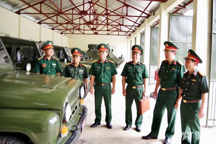 Đoàn công tác kiểm tra tình trạng kỹ thuật xe quân sự tại nhà xe sẵn sàng chiến đấu của Lữ đoàn.