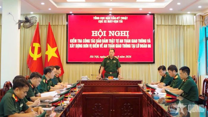 Đại tá Nguyễn Minh Tuấn, Phó cục trưởng Cục Xe máy - Vận tải chủ trì buổi làm việc.