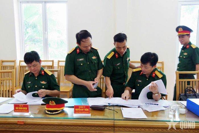 Đoàn công tác kiểm tra hệ thống sổ sách quản lý xe - máy của Lữ đoàn.