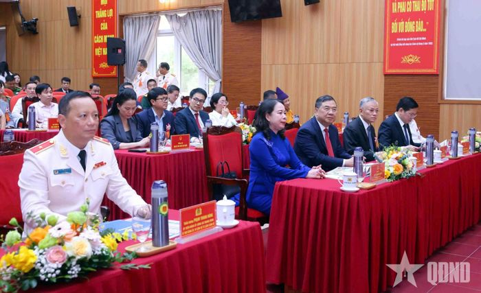 Các đại biểu dự buổi lễ.