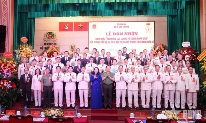 Các đại biểu chụp ảnh chung.