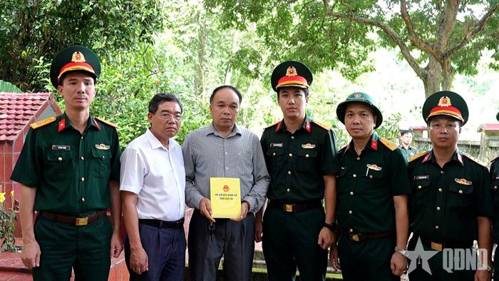 Bộ CHQS tỉnh Lào Cai thực hiện chính sách cho người cung cấp thông tin về mộ liệt sĩ.