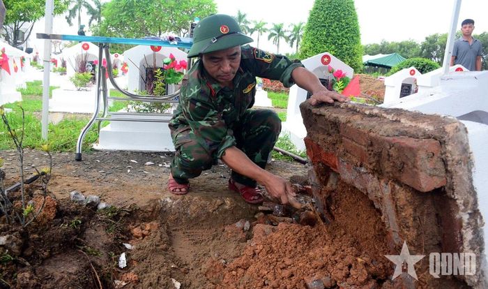 Thiếu tá QNCN Bùi Quốc Đạt thực hiện nhiệm vụ xác định danh tính HCLS tại Nghĩa trang Liệt sĩ Hàm Rồng, tỉnh Thanh Hóa.