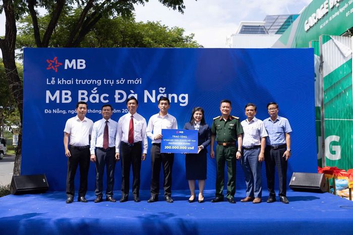  MB trao 200 triệu đồng tặng Ủy ban Mặt trận Tổ quốc Việt Nam phường Hòa Khánh. 