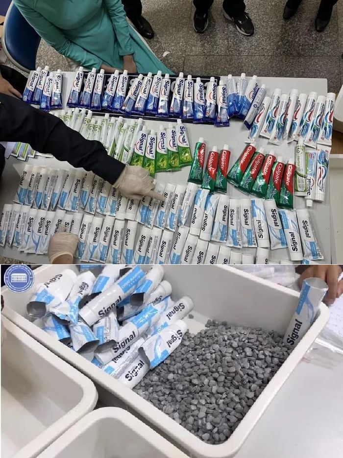 Hơn 11kg ma túy giấu trong 157 tuýp kem đánh răng trong hành lý của 4 nữ tiếp viên hàng không trên chuyến bay VN10 từ Pháp về Việt Nam.