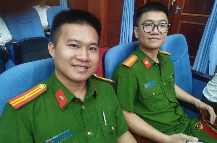 Thiếu tá Đặng Minh Hội và Phạm Viết Nhân (Công an xã Chiên Đàn).