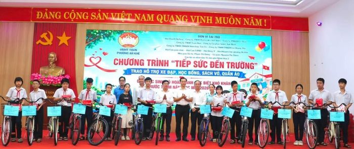 Trao xe đạp và quà cho các em học sinh có hoàn cảnh khó khăn.