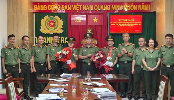 Khen thưởng các đồng chí có thành tích cao tại Hội thao “Khỏe vì an ninh Tổ quốc” Công an thành phố năm 2026 và Hội thao quân sự, võ thuật và thể thao CAND năm 2026