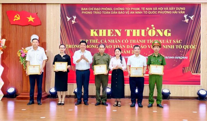 Lãnh đạo phường Hải Vân tặng Giấy khen cho các tập thể, cá nhân tại Ngày hội.