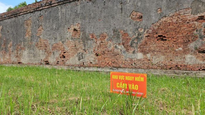 Biển cảnh báo khu vực nguy hiểm để người dân hạn chế đến khu vực này.