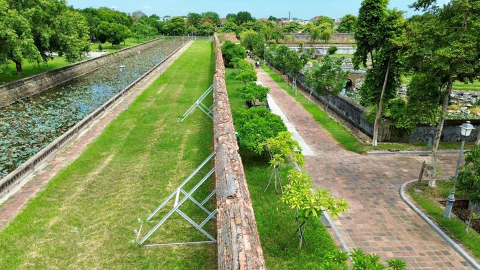 Nhiều đoạn tường thành bị lún nghiêng.