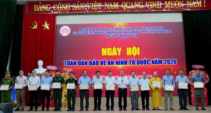 Lãnh đạo UBND phường Hòa Khánh tặng Giấy khen cho các tập thể, cá nhân.