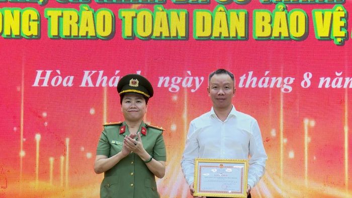 Nhân dân, cán bộ phường Hòa Khánh nhận Giấy khen của Giám đốc Công an TP Đà Nẵng.