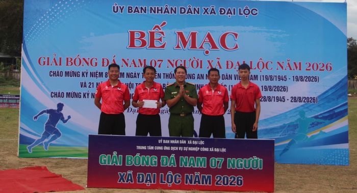 Trung tá Phan Anh Thắng – Trưởng Công an xã Đại Lộc trao giải cho tổ trọng tài.