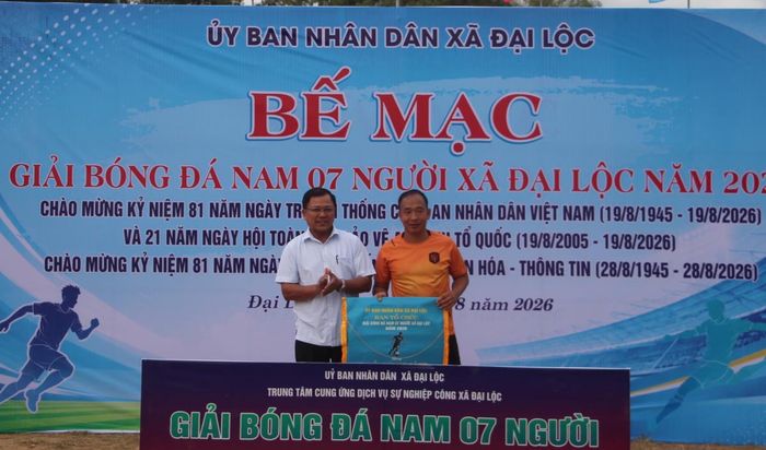 Ban Tổ chức và đại biểu trao giải Nhì, Ba và Phong cách cho các đội.