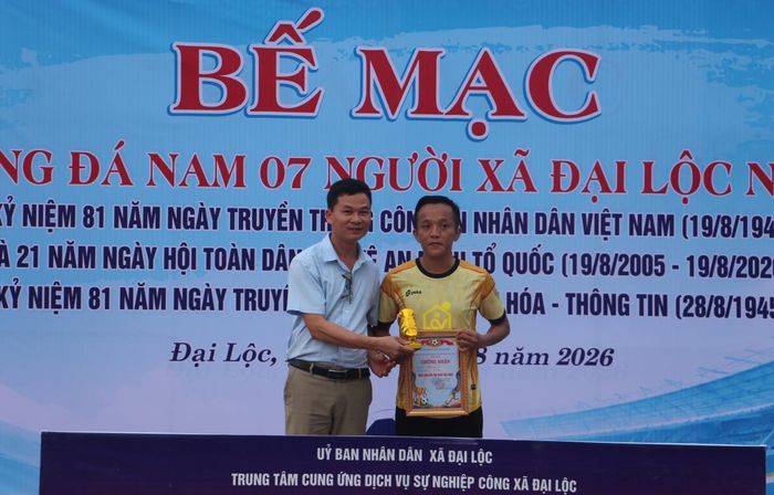 Giám đốc Trung tâm cung ứng dịch vụ sự nghiệp công xã Đại Lộc Lê Phước Huyền trao giải cho cá nhân có thành tích xuất sắc tại giải.