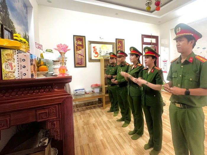 Lãnh đạo CAP. An Hải đến viếng, thắp hương và thăm hỏi gia đình đồng chí Huỳnh Minh Hoàng - Nguyên Cán bộ CAP An Hải Bắc.