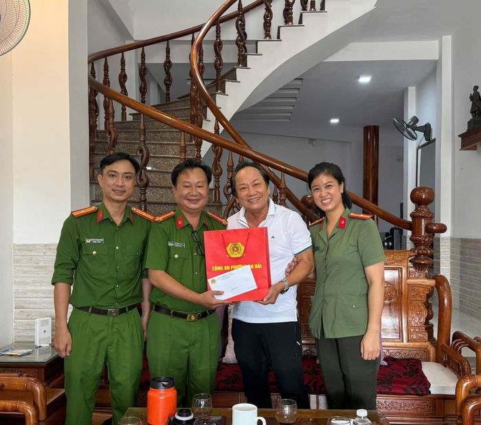 Lãnh đạo CAP. An Hải đến thăm và tặng quà cho Thượng tá Phan Minh Mẫn - Nguyên Trưởng CAQ Sơn Trà.