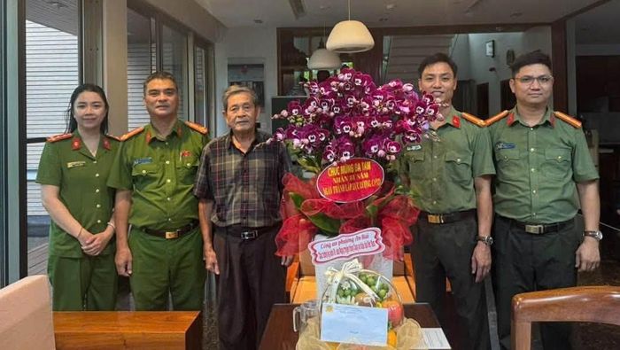 Lãnh đạo CAP. An Hải đến thăm và tặng hoa Đại tá Lê Văn Tam - Nguyên Giám đốc CATP Đà Nẵng.