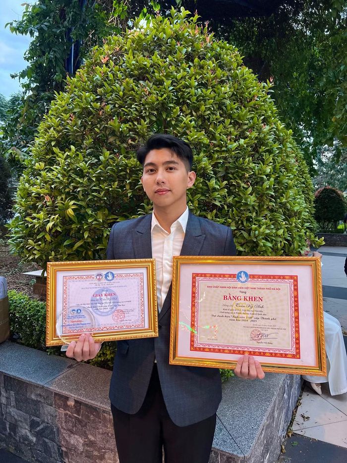 Kỳ Anh nhận bằng khen ghi nhận những thành tích trong quá trình học tập và hoạt động sinh viên tại NEU.