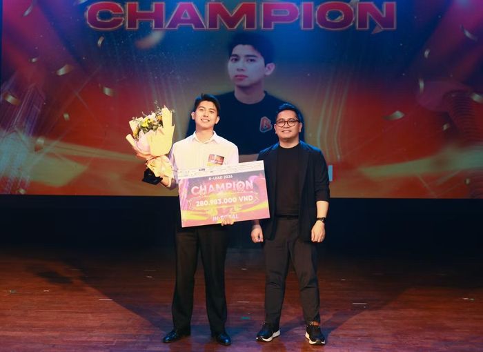 Trần Kỳ Anh nhận giải Champion tại B-LEAD 2026, một trong những trải nghiệm giúp nam sinh tích lũy thêm kinh nghiệm trước khi bước vào môi trường nghề nghiệp.