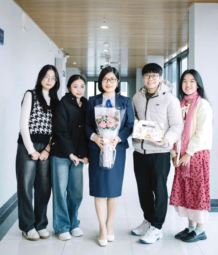 Thắng (thứ hai, từ phải sang) cùng các bạn trong nhóm nghiên cứu tri ân giảng viên hướng dẫn - TS Phan Hương Thảo.