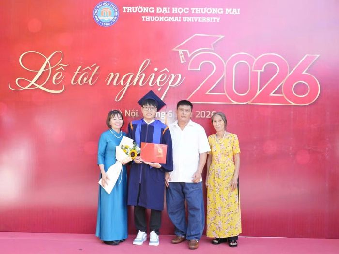 Thắng khoác áo cử nhân chụp cùng gia đình trong ngày tốt nghiệp.