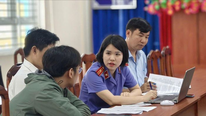  VKSND Khu vực 5 phối hợp BHXH cơ sở Cầu Kiệu và BHXH cơ sở Bình Thạnh làm việc với doanh nghiệp chậm đóng số tiền lớn, kéo dài (ẢNH: ĐÔNG SƠN) 