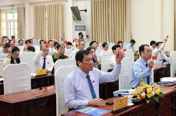  Các đại biểu HĐND tỉnh Cà Mau biểu quyết thông qua nghị quyết 