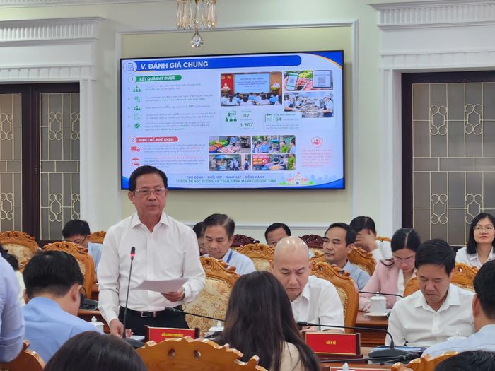  Phó Giám đốc Sở GD-DT TPHCM Nguyễn Văn Phong báo cáo công tác giám sát ATTP. 