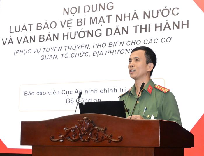  Trung tá Lê Quang Trung, Báo cáo viên pháp luật, Cục An ninh chính trị nội bộ, Bộ Công an, trình bày các quy định của Đảng, pháp luật của Nhà nước về công tác bảo vệ bí mật Nhà nước. Ảnh: VIỆT DŨNG 