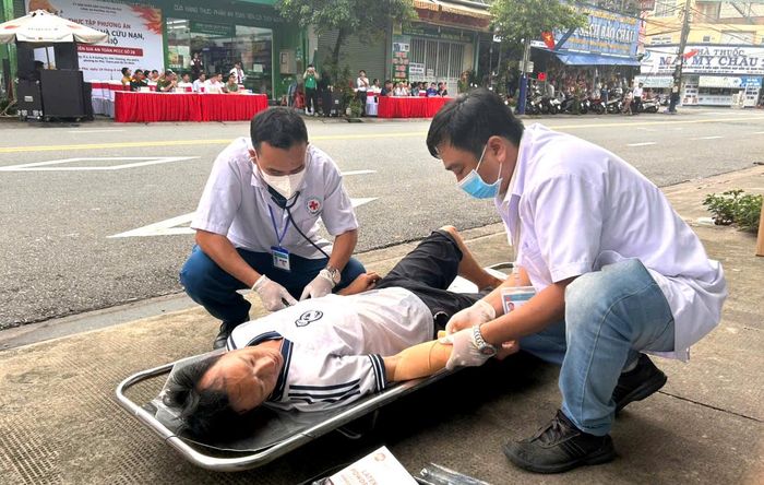  Lực lượng y tế sơ cứu người dân bị ngạt khói 