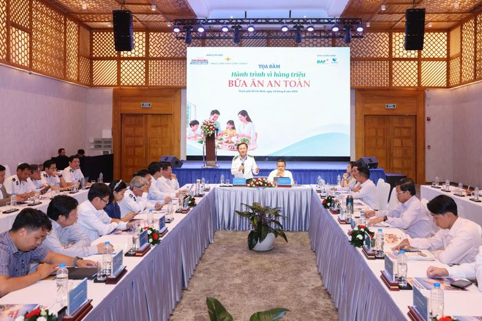  Các đại biểu thảo luận tại tọa đàm. Ảnh: ĐỨC TRUNG 