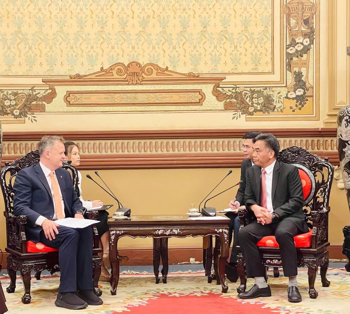 Phó Chủ tịch Thường trực UBND TPHCM Nguyễn Lộc Hà tiếp Đại sứ Slovenia tại Trung Quốc, kiêm nhiệm Việt Nam Boštjan Malovrh. Ảnh: PHƯƠNG NAM