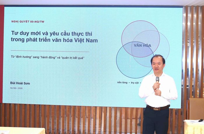 PGS.TS Bùi Hoài Sơn, Ủy viên chuyên trách, Ủy ban Văn hóa và Xã hội của Quốc hội, giảng viên chính của lớp học. ẢNH: LÊ HOÀNG.