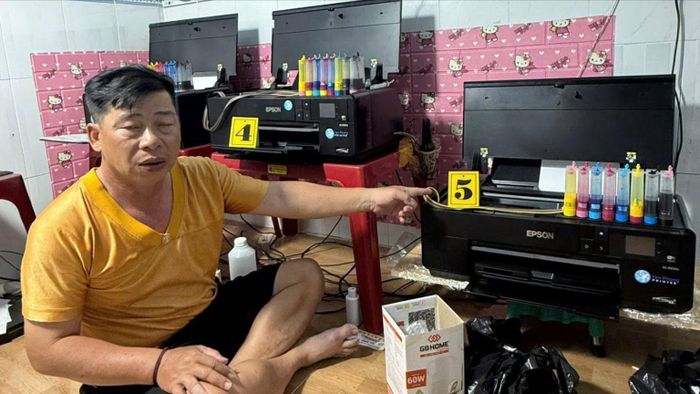  Công an xác định nhóm này sử dụng máy móc để làm giả vé số. Ảnh: CA TPHCM 