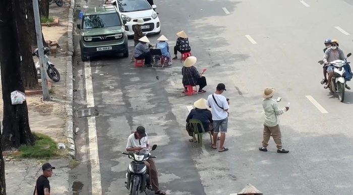  Các phe vé hoạt động nhộn nhịp ở đường Lê Quang Đạo - Lê Đức Thọ. ẢNH: TÂM HÀ 