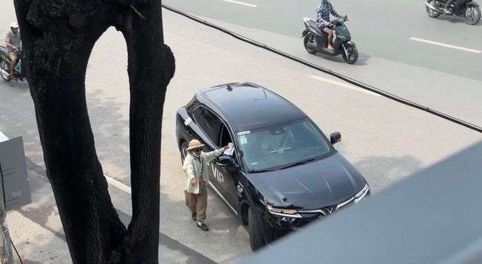  Một phe vé chèo kéo khách. ẢNH: TÂM HÀ 